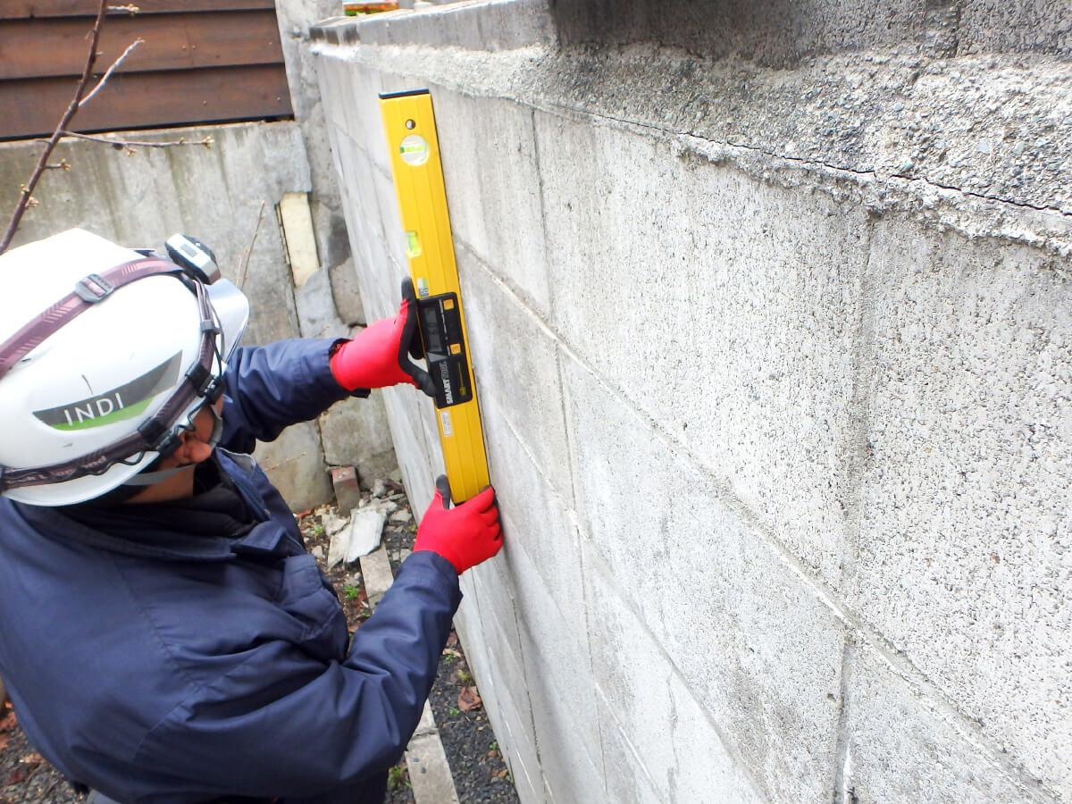 INDIの擁壁調査 宅地内の擁壁は安全性の確認が必要、取引価格に影響する場合もあります。